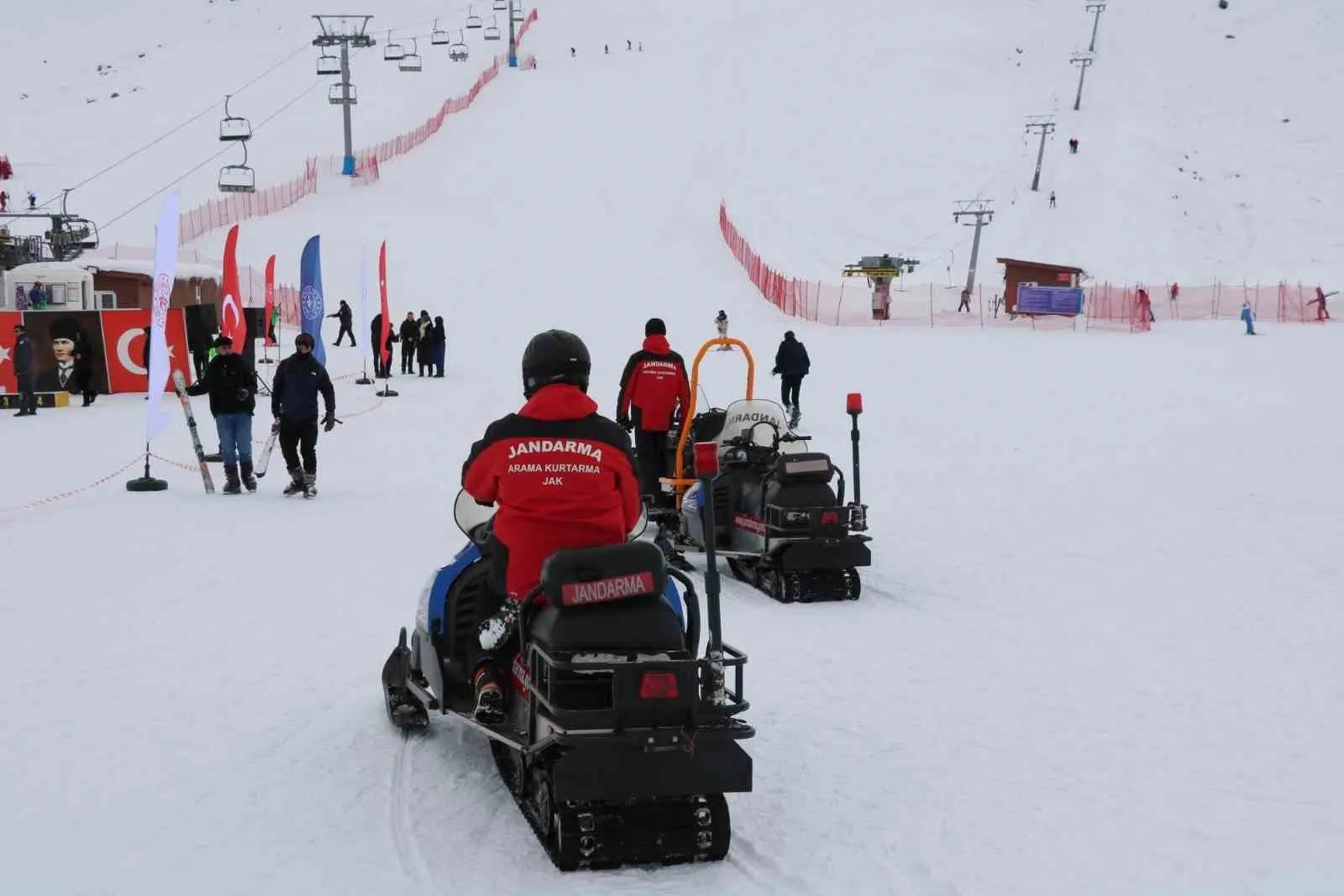 BİNGÖL HESAREK KAYAK MERKEZİ’NE JAK TİMLERİ GÖREVLENDİRİLDİ.