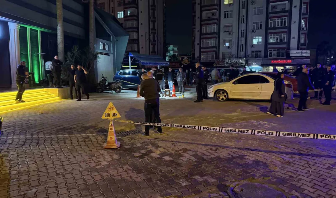 ADANA’DA EĞLENCE MEKANI ÖNÜNDE 2 KİŞİNİN SİLAHLI KAVGASINDA MEKANDAN ÇIKAN