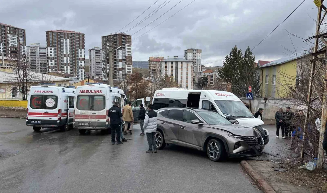 Sivas’ta ilkokul öğrencilerini taşıyan öğrenci servisi ile otomobil çarpıştı. 3