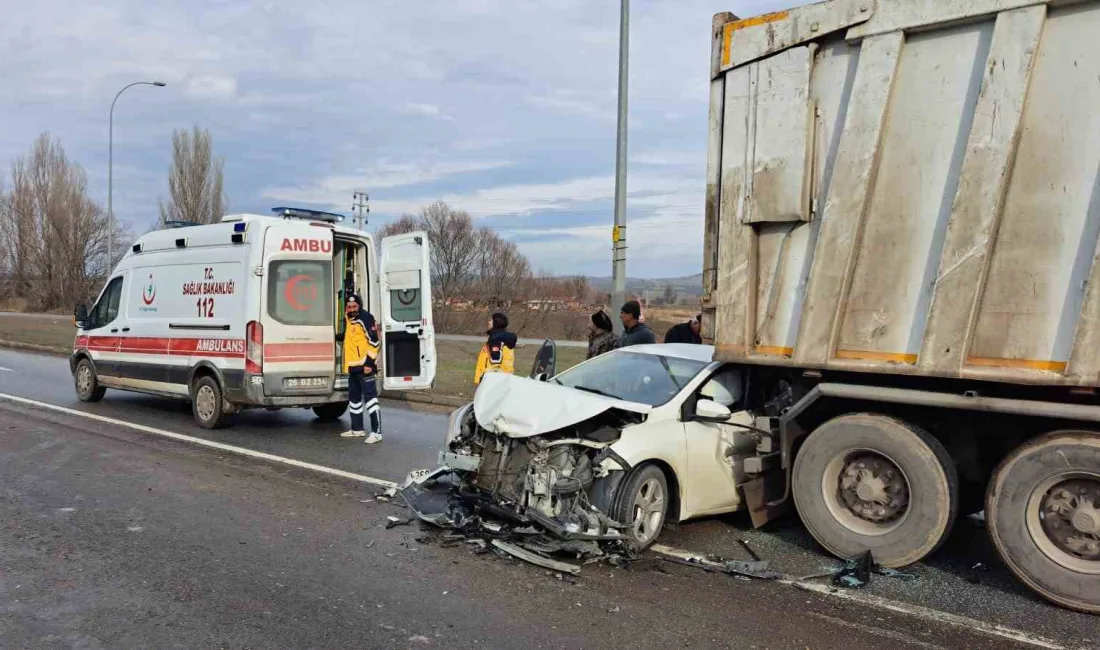 ESKİŞEHİR’DE KIRMIZI IŞIKTA BEKLEYEN 2 KAMYONA ARKADAN ÇARPAN OTOMOBİLİN SÜRÜCÜSÜ