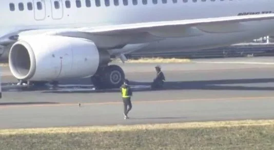 Japon Havayolları’na ait bir yolcu uçağının lastiği Haneda Havalimanı’na iniş