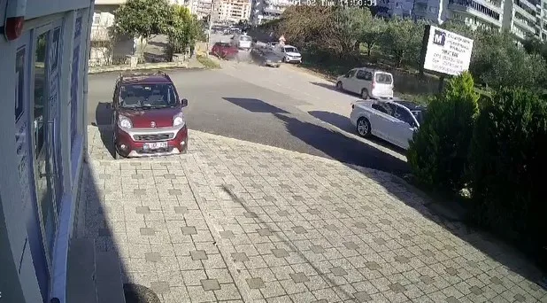 BURSA'NIN MUDANYA İLÇESİNDE PARK ETMEK İSTEYEN OTOMOBİLE, ARDINDAN İSE KARŞIDAN