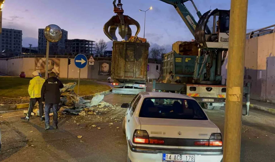 BOLU’DA ALT GEÇİTTEN GEÇEN KAMYONUN ÜZERİNDEKİ GERİ DÖNÜŞÜM MALZEMELERİ ALT