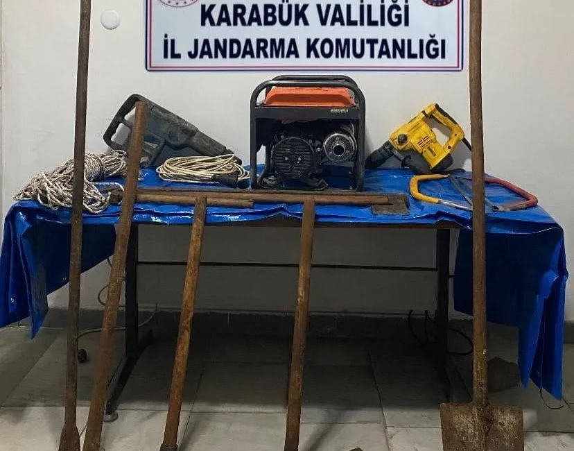 Karabük’ün Eflani ilçesinde izinsiz kazı yapan 2 kişi suçüstü yakalandı.