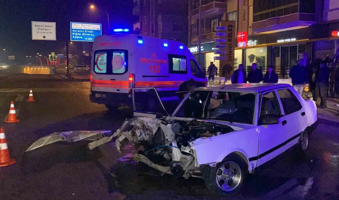 Karaman’da buzlanma nedeniyle kontrolden çıkan otomobilin kaldırımdaki aydınlatma direğine çarpması