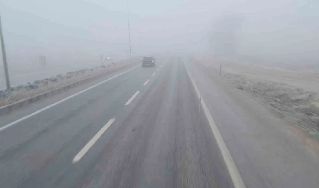 Konya’nın Karapınar ilçesinde sabah saatlerinde etkili olan sis hayatı olumsuz