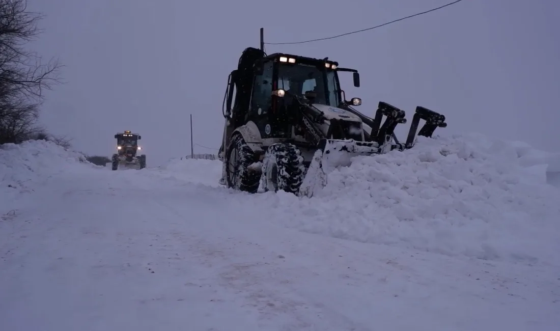 Edirne’de kar kalınlığının 30 santimetreye ulaştığı köylerde yolları açık tutabilmek