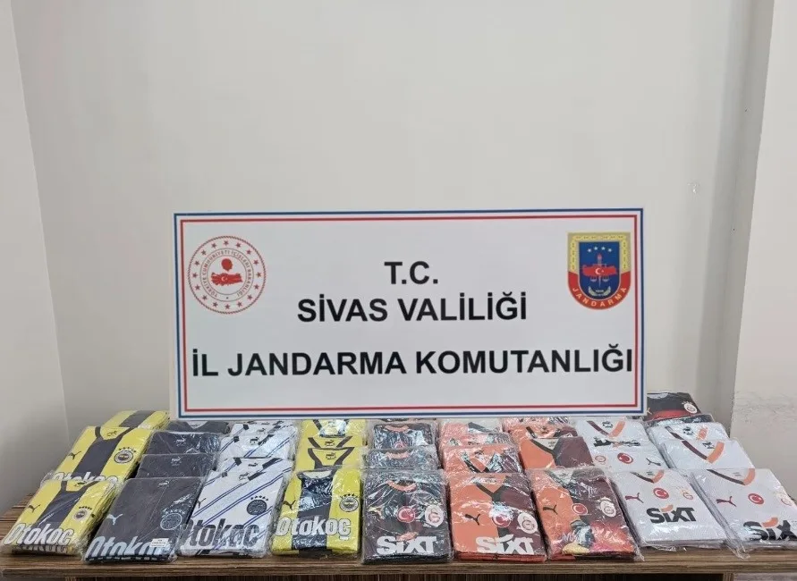 Sivas’ta jandarma ekipleri tarafından kargo araçlarına yapılan kontroller sırasında, ünlü