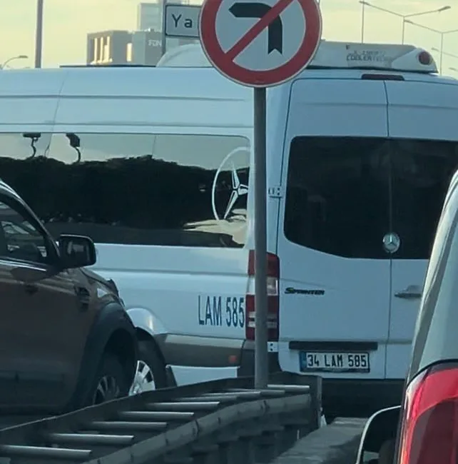 Kartal’da servis minibüsü sürücüleri “Sola Dönüş Yapılmaz” tabelasını görmelerine rağmen,