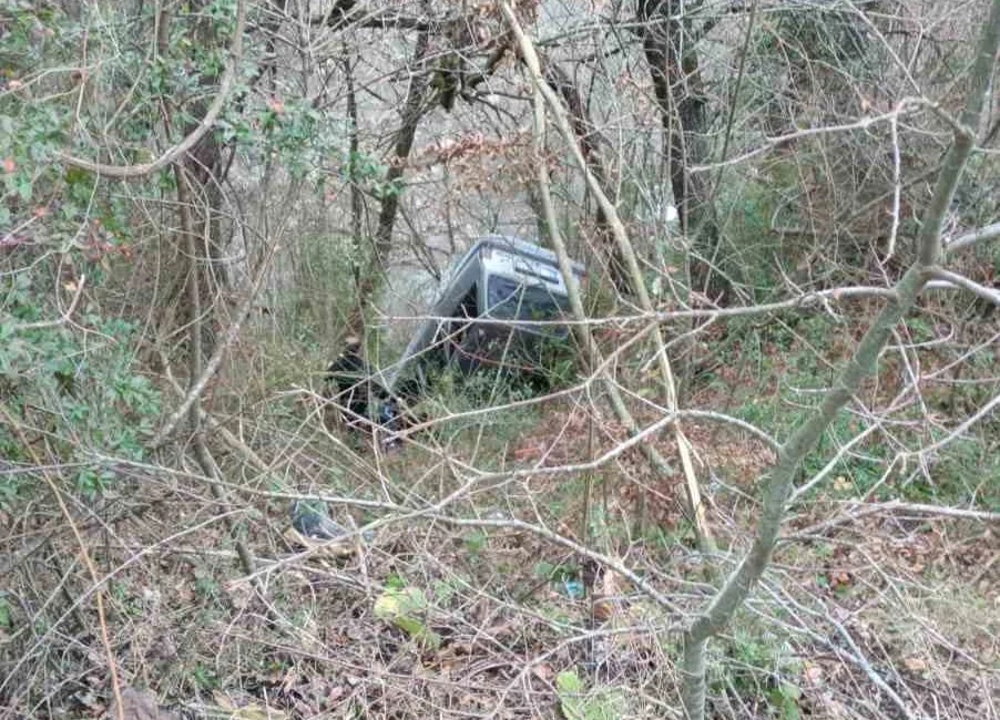 KASTAMONU’NUN İNEBOLU İLÇESİNDE YOLDAN ÇIKAN FİAT-TOFAŞ MARKA OTOMOBİL, 20 METRE