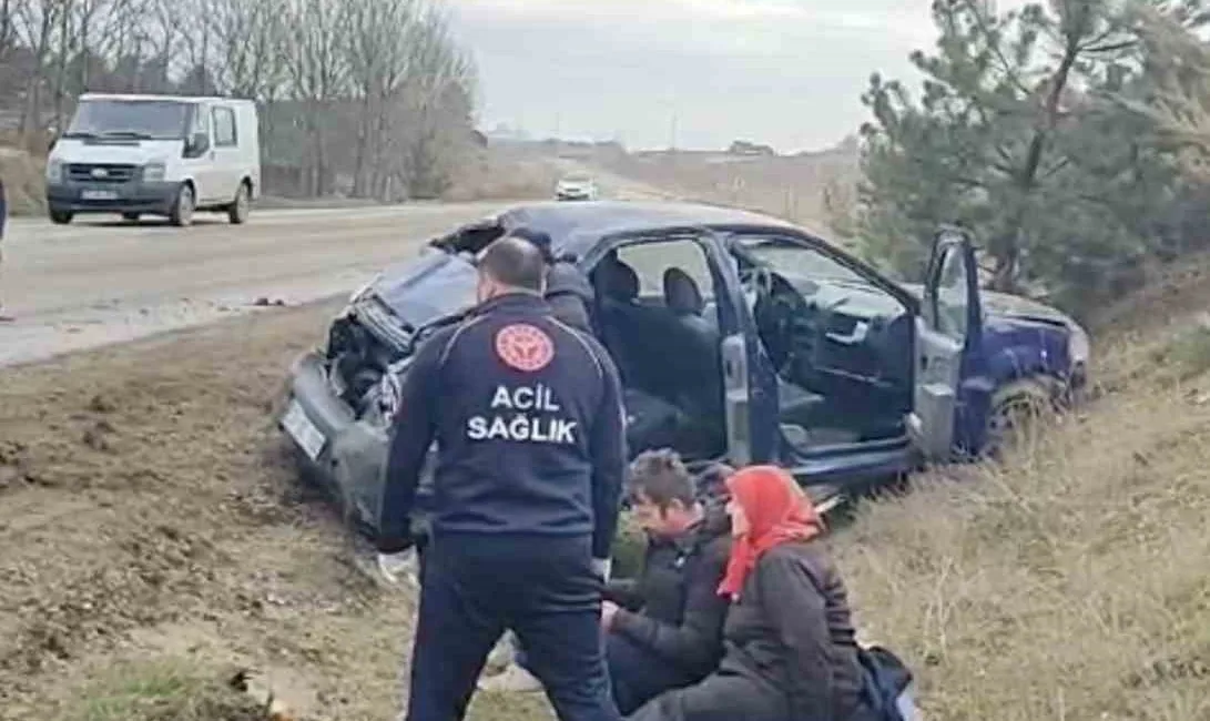 Kastamonu’da sürücüsünün direksiyon hakimiyetini kaybetmesi neticesinde yoldan çıkarak takla atan