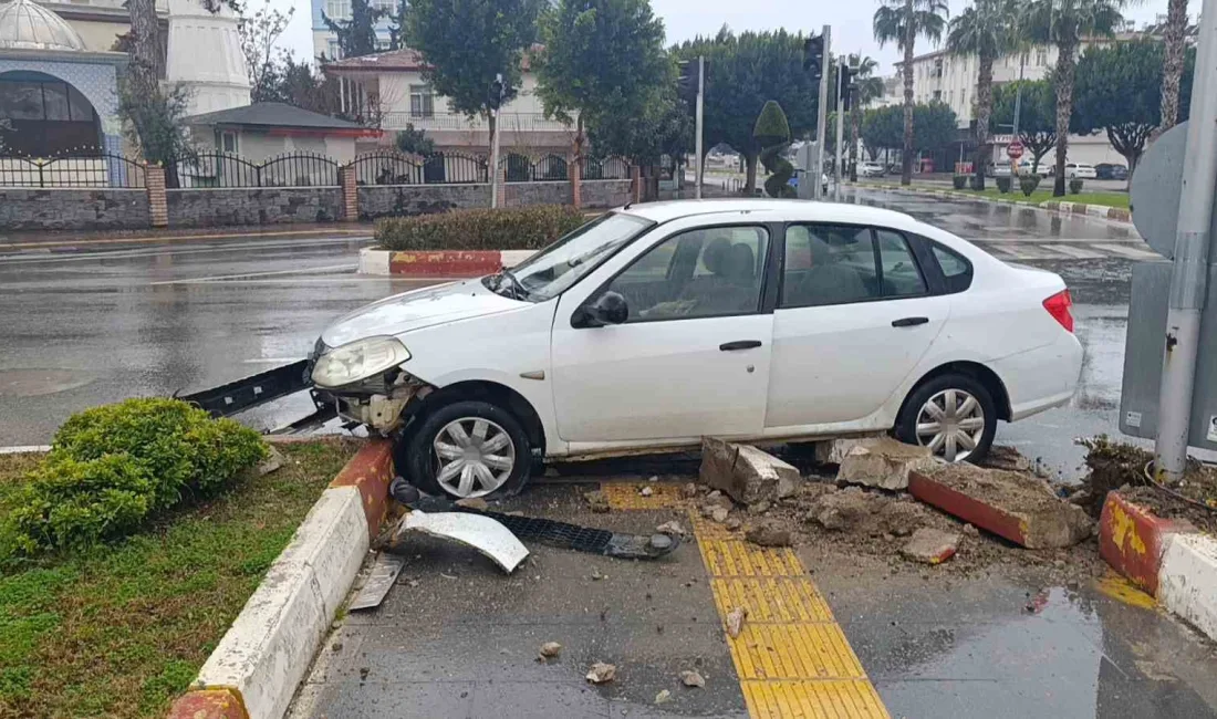 Antalya’nın Manavgat ilçesinde kavşakta 2 otomobilin çarpışması sonucu meydana gelen