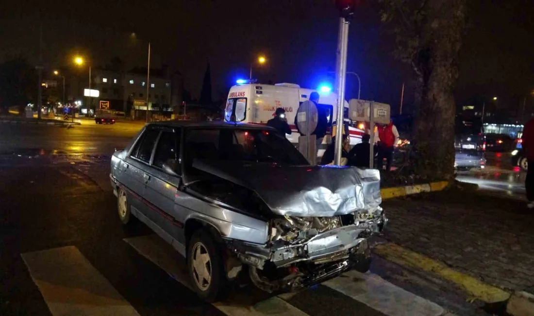 Antalya’da meydana gelen trafik kazasında biri park halinde olmak üzere