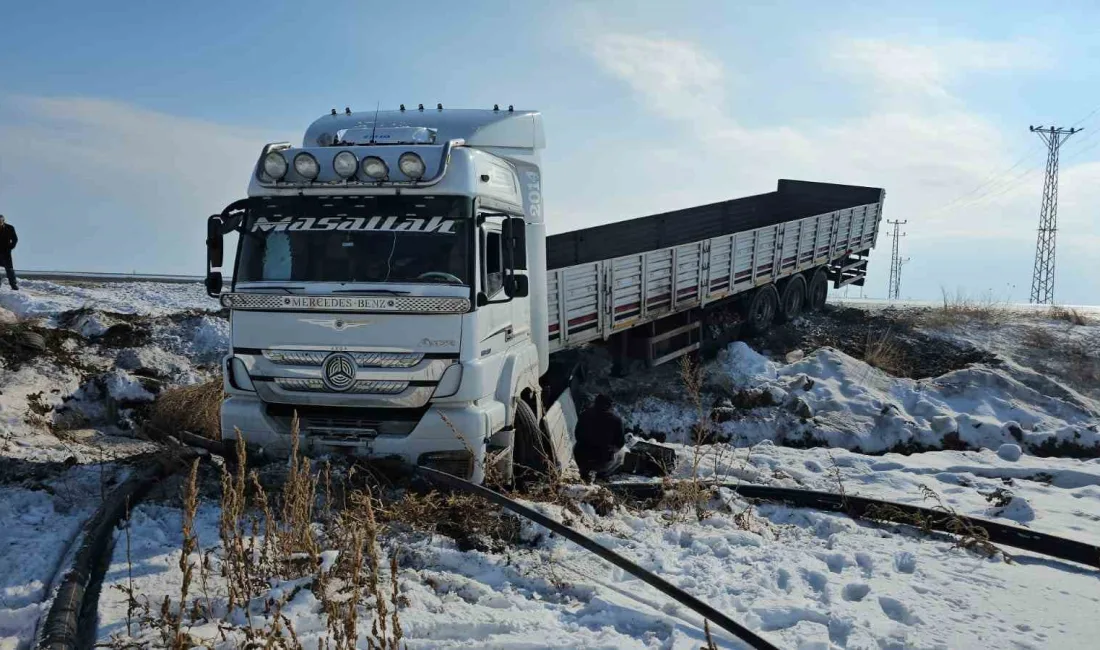 BİTLİS'İN ADİLCEVAZ İLÇESİNDE KAYGAN YOLDA KONTROLDEN ÇIKAN TIR ŞARAMPOLE DÜŞTÜ.