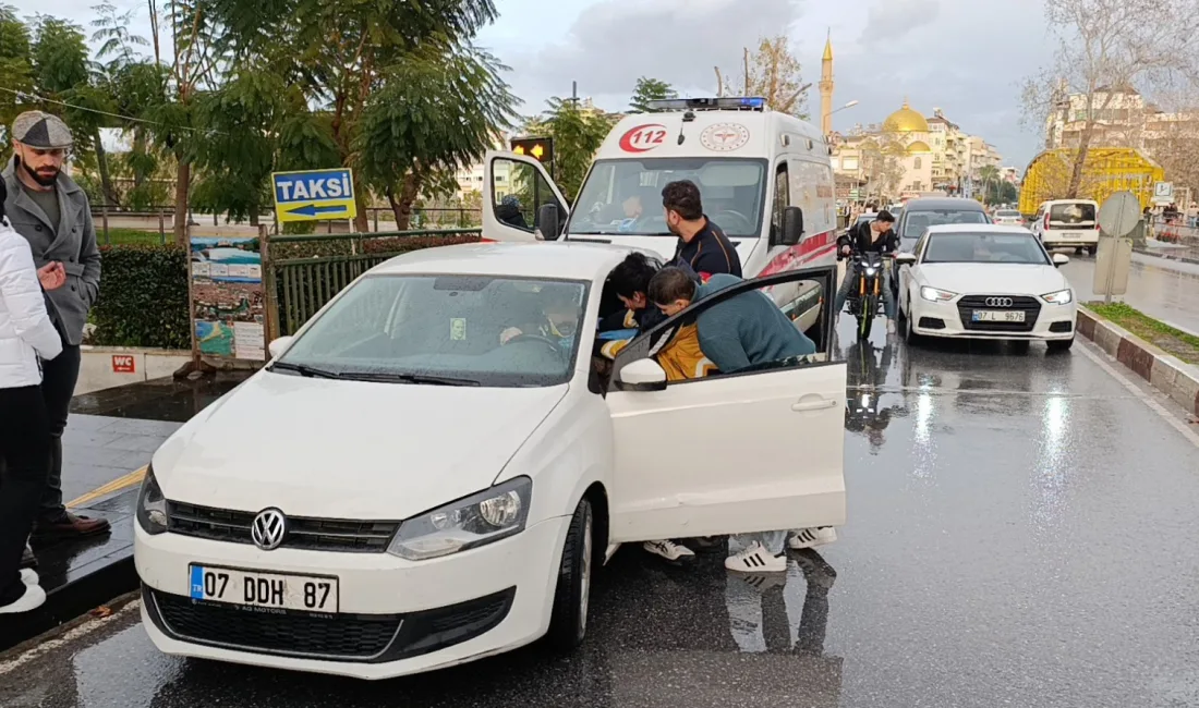 Antalya’da yayaya yol vermek için duran araca arkadan çarpan otomobilin