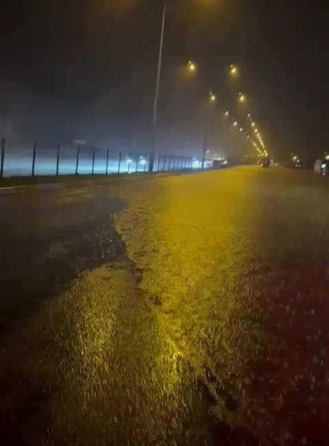 Balıkesir’in Edremit ilçesine bağlı Narlı Mahallesi’nde yol, Kazdağları’nda eriyen karlar