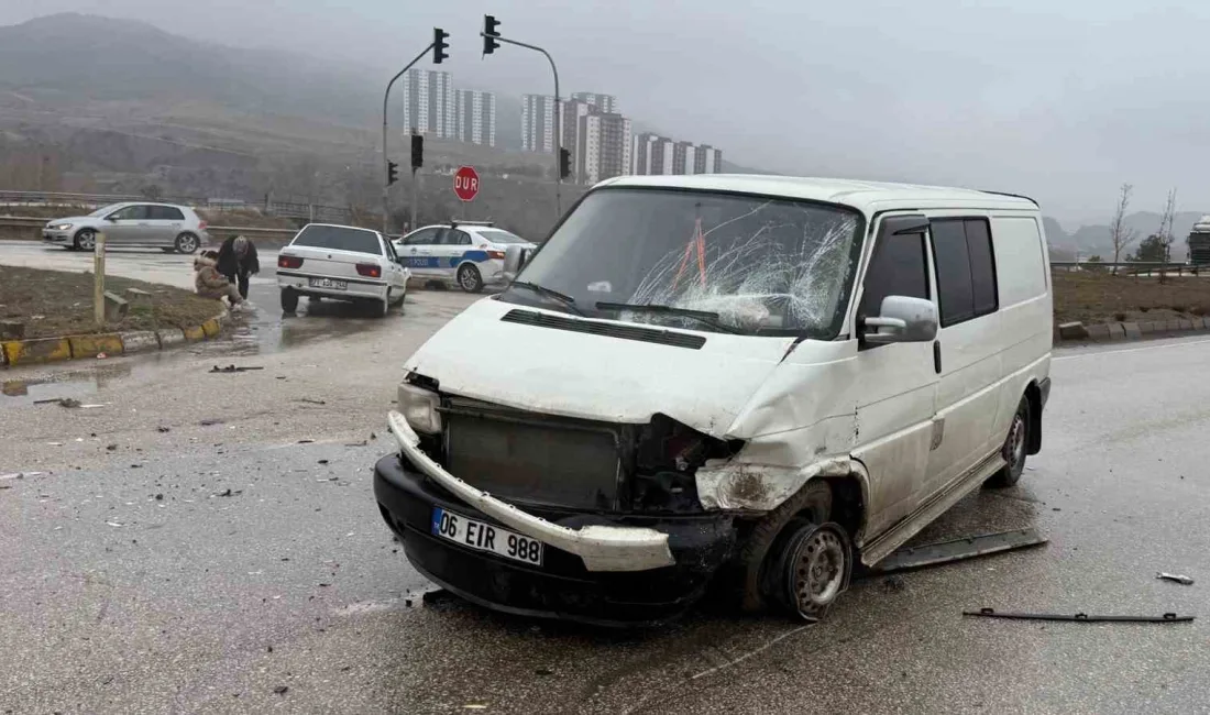 Otomobil ile minibüsün çarpıştığı kazada 3 kişi yaralandı. Kaza, Kırıkkale-Ankara