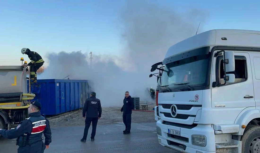 TEKİRDAĞ ÇERKEZKÖY’DE BİR KONTEYNER ÜRETİM TESİSİNDE BAŞLAYAN YANGINDA, ÇALIŞANLARIN HIZLI