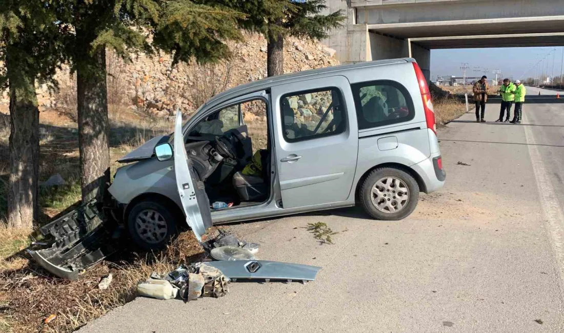 KARAMAN’DA KONTROLDEN ÇIKAN HAFİF TİCARİ ARACIN AĞACA ÇARPMASI SONUCU MEYDANA