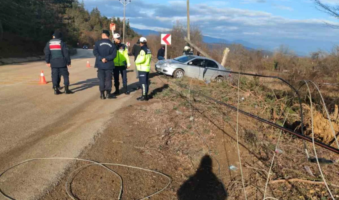 Bolu’da kontrolden çıkan bir otomobil, elektrik direğini devirdi. Kaza, Bolu-Abant