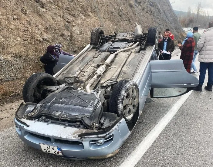 KONYA’DA HAKEMLERİ TAŞIYAN OTOMOBİL KONTROLDEN ÇIKARAK DEVRİLDİ