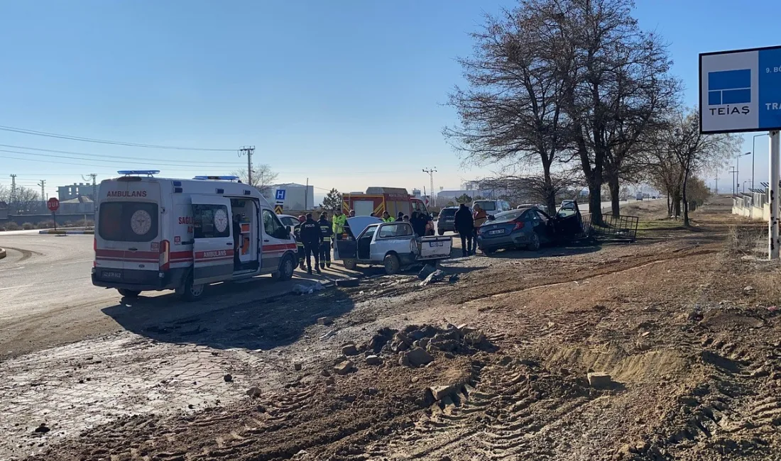 KONYA'NIN KULU İLÇESİNDE OTOMOBİLLE PİKABIN ÇARPIŞMASI SONUCU MEYDANA GELEN TRAFİK