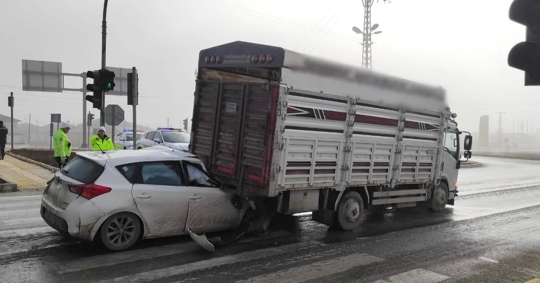 KONYA'NIN KULU İLÇESİNDE OTOMOBİLİN KAMYONETE ARKADAN ÇARPMASI SONUCU MEYDANA GELEN