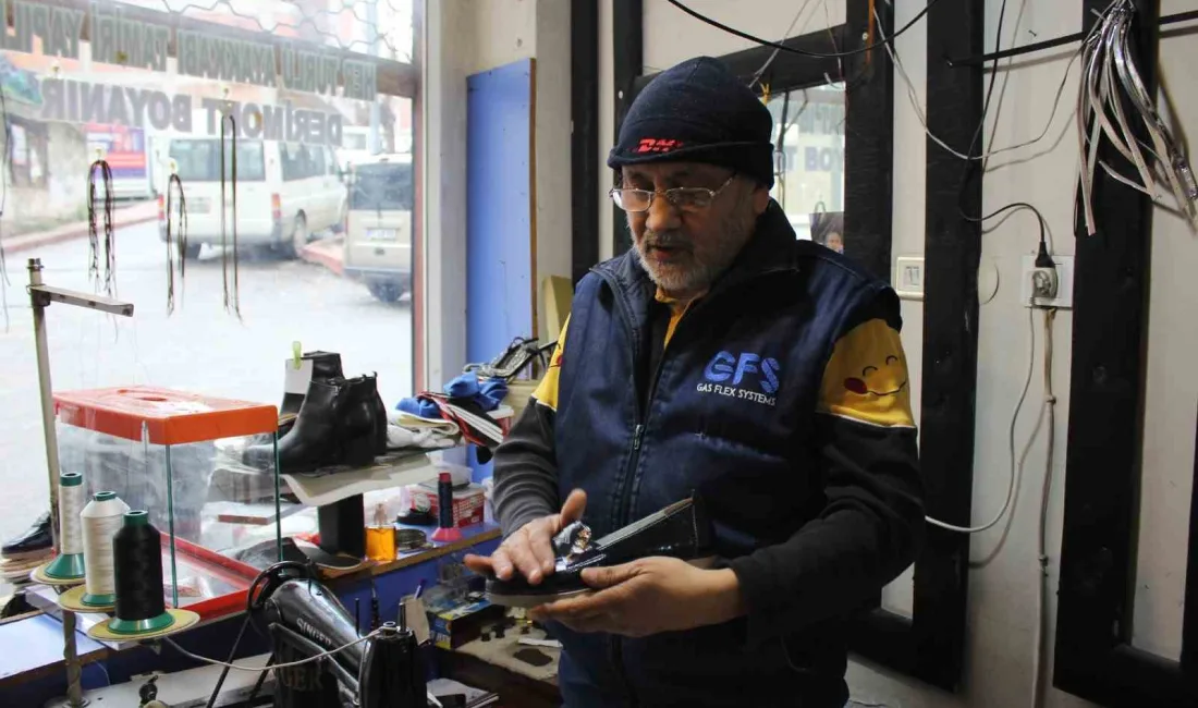 Samsun’un İlkadım ilçesinde, dayısından öğrendiği ayakkabıcılık mesleğini 40 yıldır sürdüren