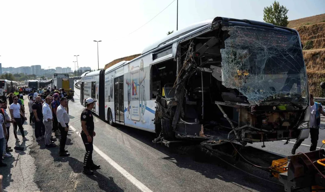 İstanbul Küçükçekmece’de bir metrobüsün karşı yönden gelen metrobüse çarpması sonucu