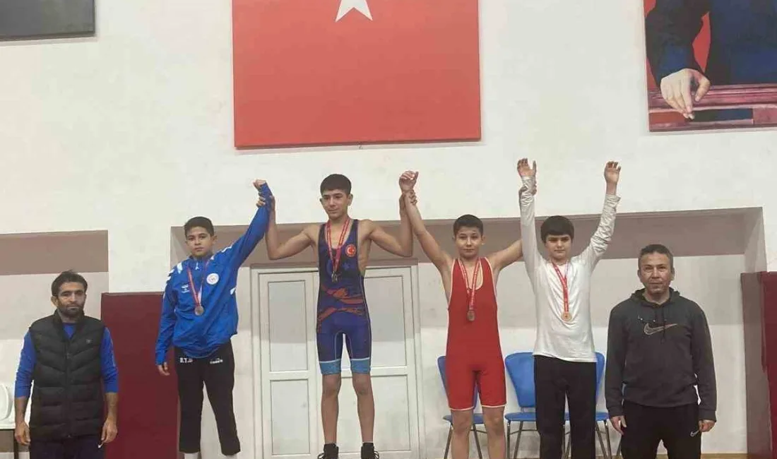 Antalya Döşemealtı Spor Salonu’nda düzenlenen Okullararası Yıldızlar Güreş İl Birinciliği