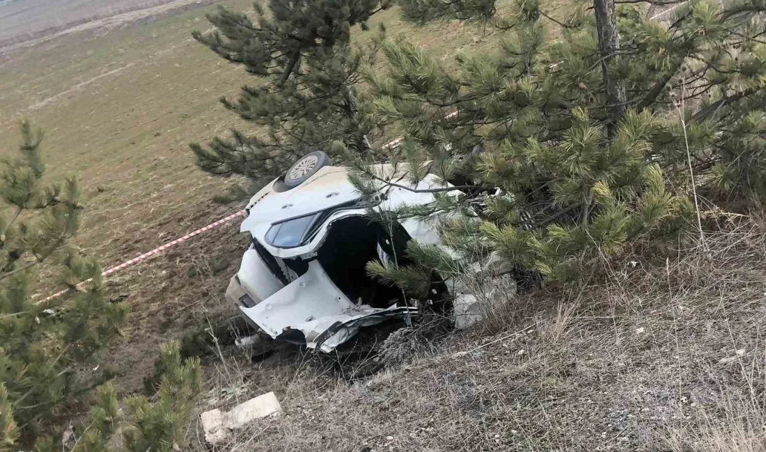 KÜTAHYA'DA OTOMOBİLİN TAKLA ATARAK ŞARAMPOLE DEVRİLMESİ SONUCU MEYDANA GELEN TRAFİK