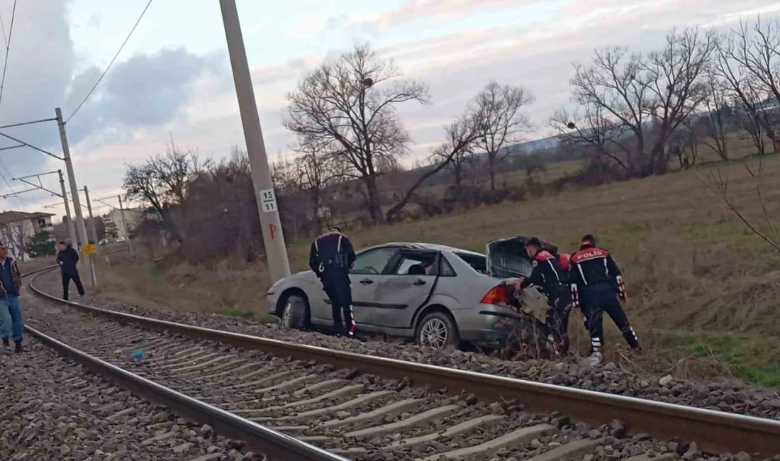 KÜTAHYA'DA TRAFİK EKİPLERİNİN "DUR" İHTARINA UYMAYAN SÜRÜCÜNÜN KAÇARKEN KAZA YAPMASI