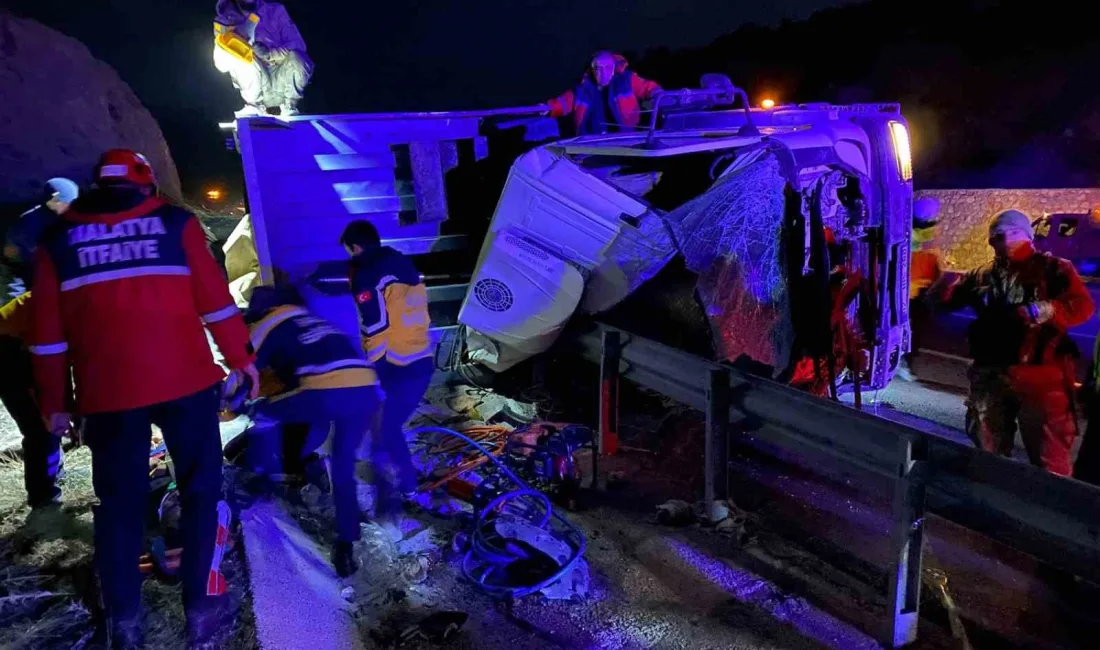 Malatya’nın Doğanşehir ilçesinde tünel çıkışı şarampole devrilen tırdaki 2 kişi