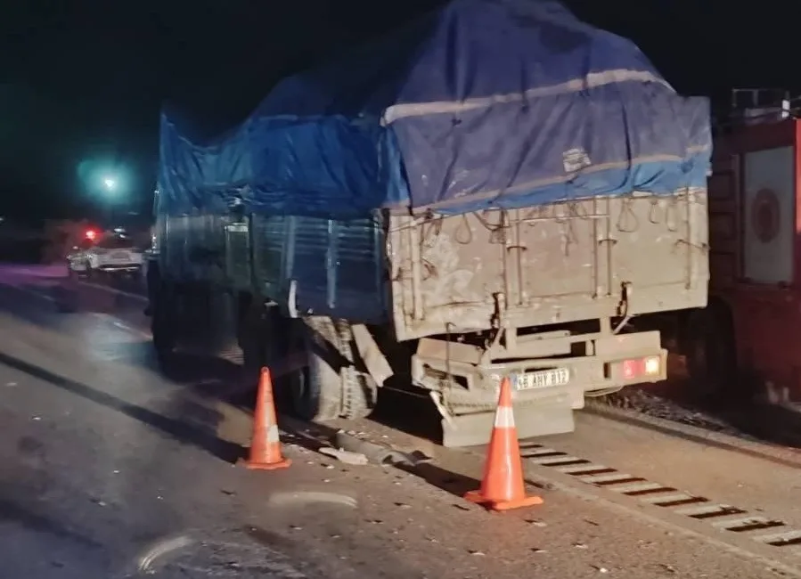 Manisa’nın Salihli ilçesinde kamyona arkadan çarpan otomobildeki 1 kişi öldü,