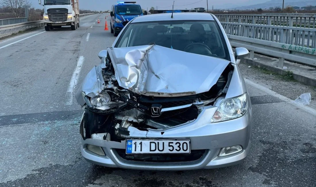 Manisa’nın Salihli ilçesinde otomobilin tıra arkadan çarpması sonucu meydana gelen