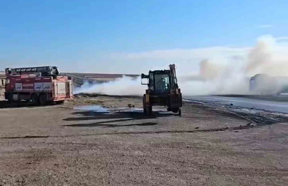 MARDİN’DE SEYİR HALİNDE BULUNAN TIR YANARAK KULLANILAMAZ HALE GELDİ.