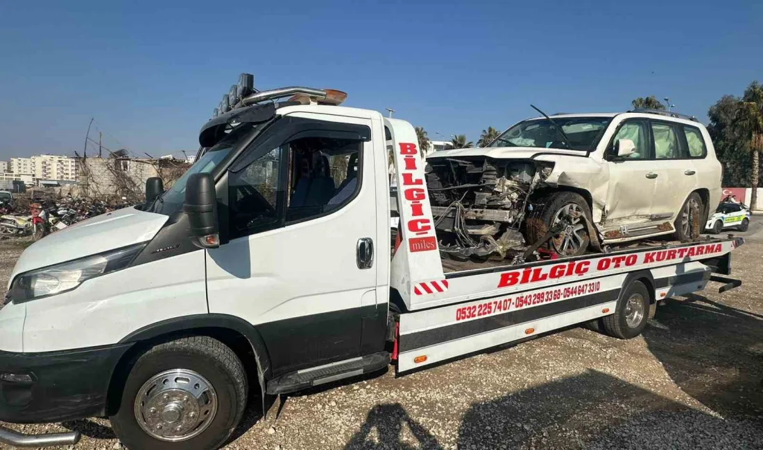 Mardin’in Nusaybin ilçesinde sürücüsünün direksiyon hakimiyetini kaybederek şarampole yuvarlanan otomobilde