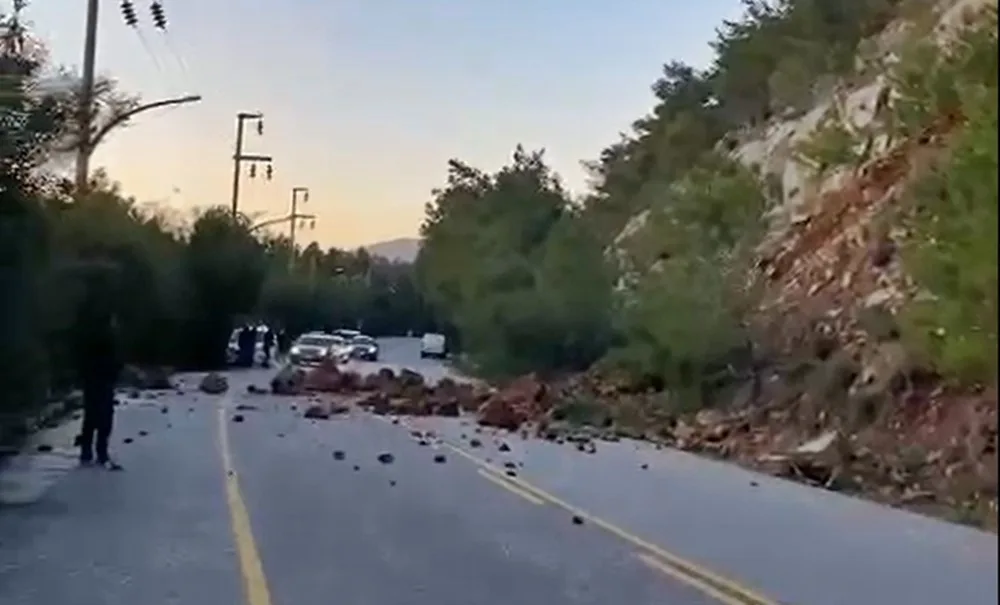 Muğla’nın Marmaris ilçesinde meydana gelen heyelan nedeniyle karayolu ulaşıma kapandı.