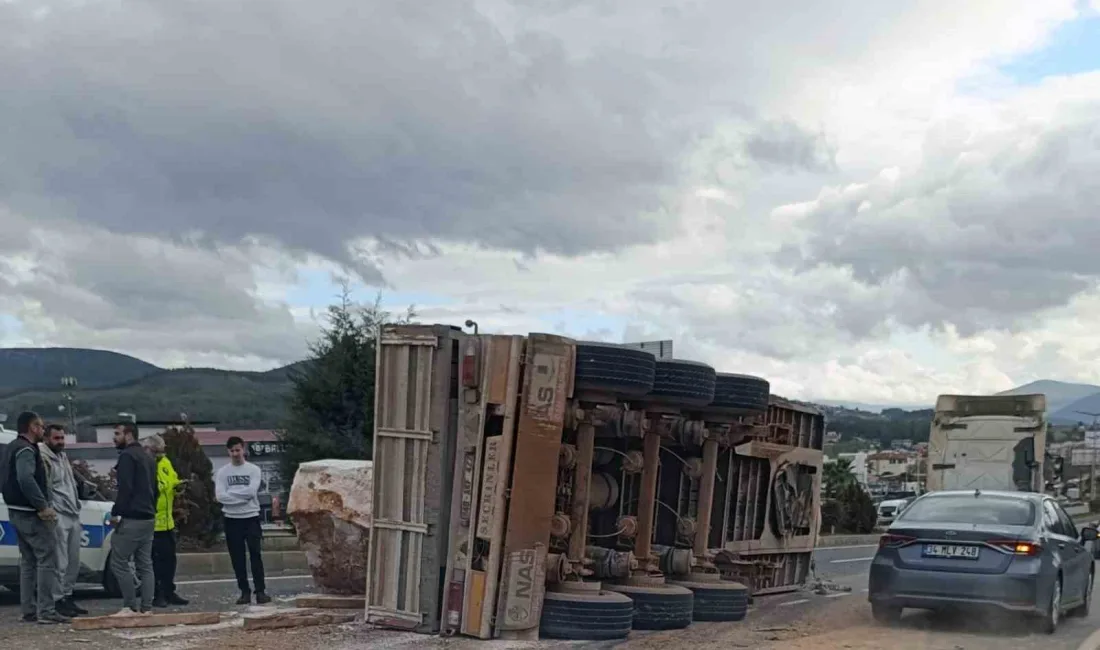 Menteşe-Yatağan karayolu üzerinde mermer blok taşıyan TIR’ın dorsesi devrilmesi sonucu