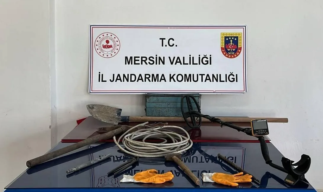 Mersin’de jandarma ekipleri, kaçak kazı yapan 5 kişiyi suçüstü yakaladı.