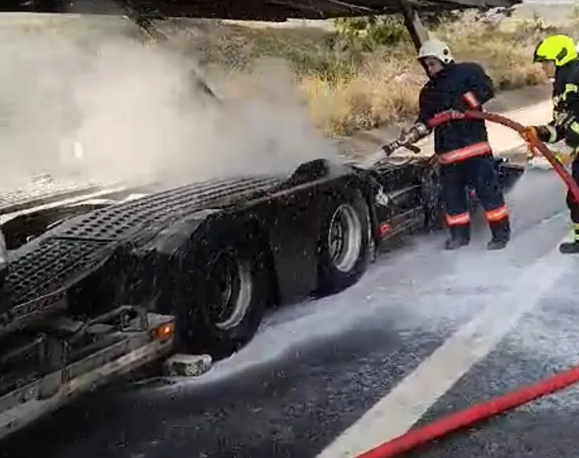 Mersin’in Tarsus ilçesinde otoyolda araç taşıma römorkunda yangın çıktı. Tarsus’ta