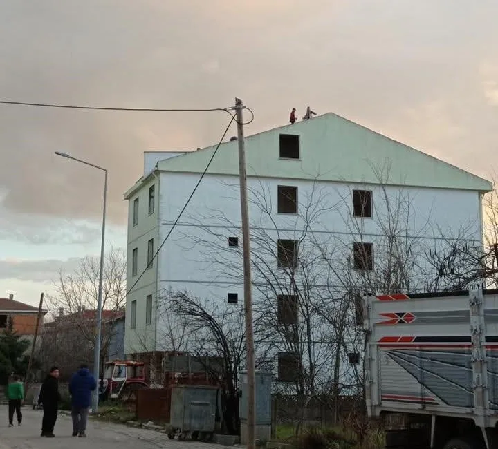 Tekirdağ’ın Muratlı ilçesinde metruk bir binanın çatısına oyun oynamak için