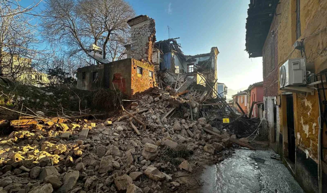 Muğla’nın Milas ilçesinde bulunan tarihi bir ev çökerken, çökme anları