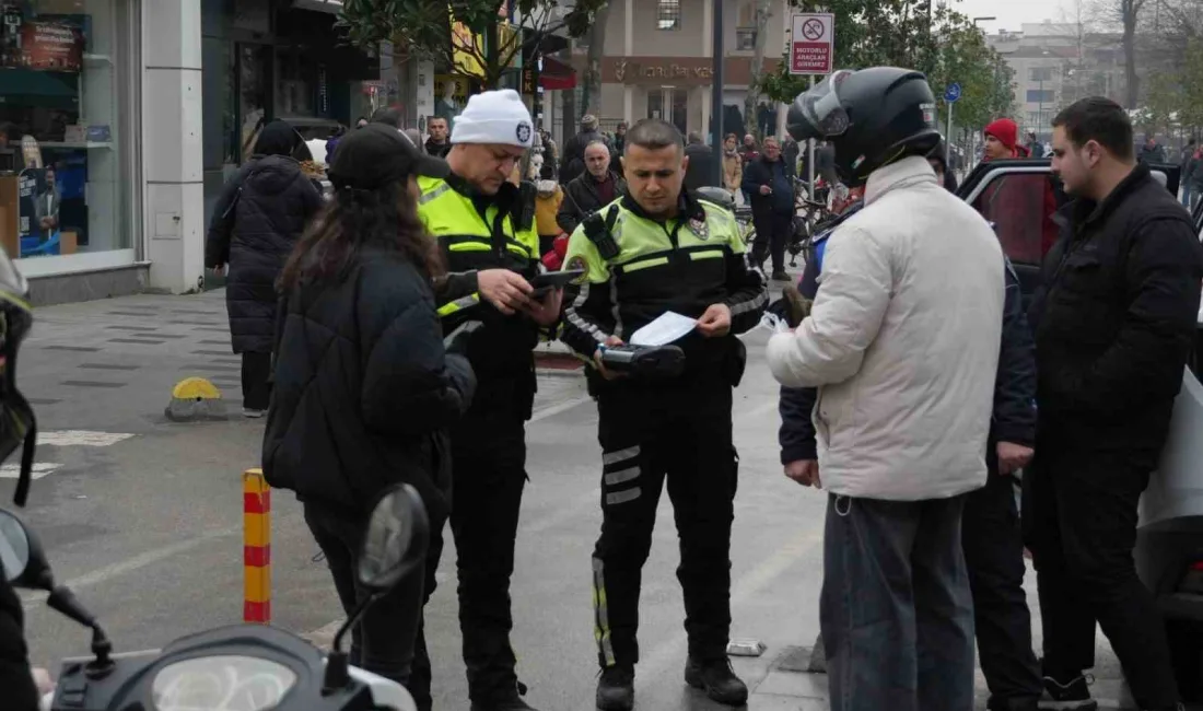 Düzce kent merkezinde zabıta ve polis ekipleri, motorlu araçların girmesi