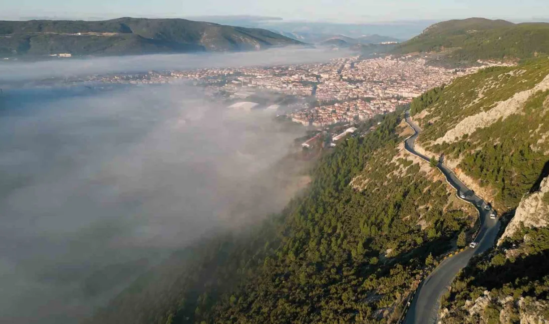 MUĞLA'NIN MENTEŞE İLÇESİ SABAH SAATLERİNDE SİS BULUTU İÇİNDE ADETA KAYBOLURKEN,