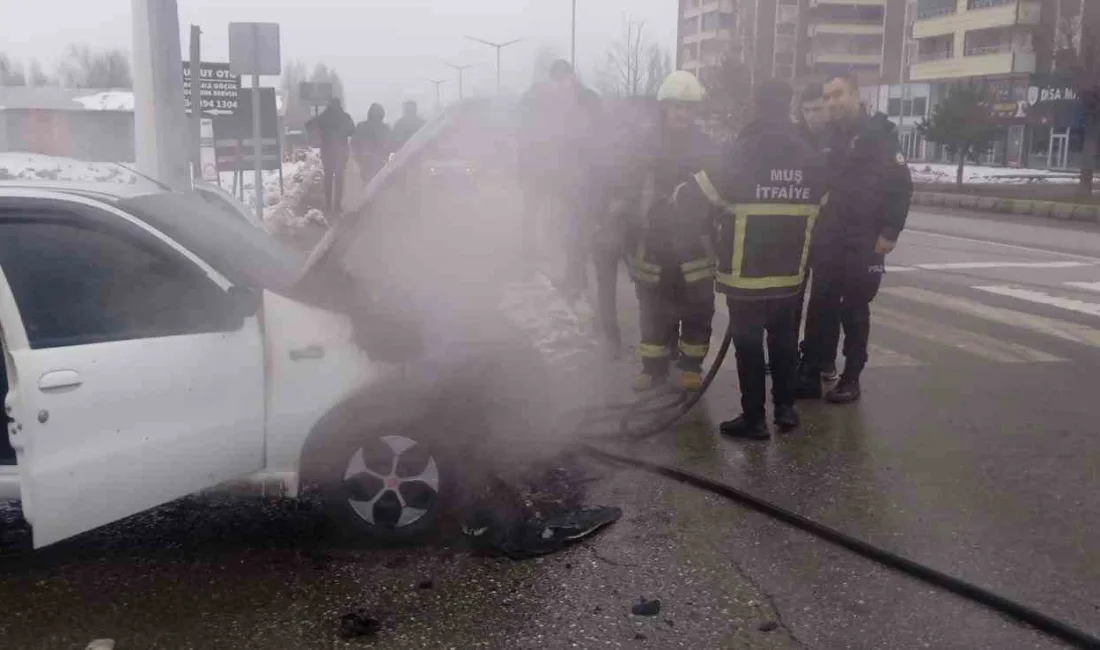 Muş’ta seyir halindeyken aniden alev alan otomobil kullanılamaz hale geldi.