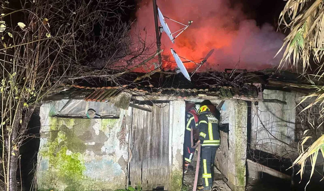 Aydın’ın Nazilli ilçesinde metruk evde çıkan yangın itfaiye ekipleri tarafından