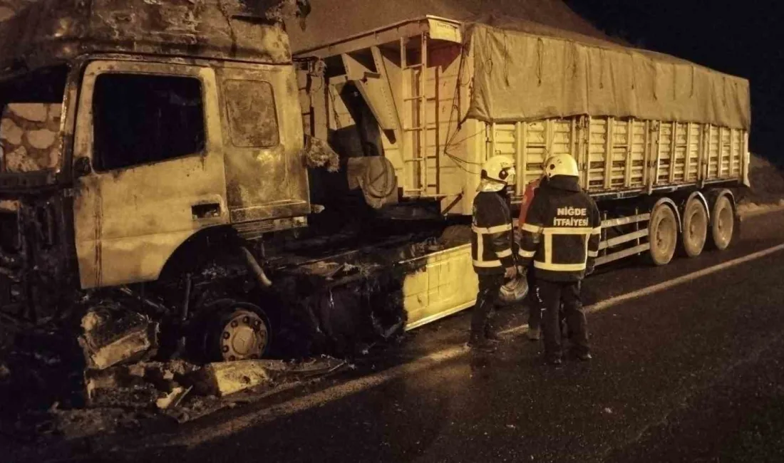 Niğde’de bir tırda çıkan yangın itfaiye ekipleri tarafından söndürülürken, geniş