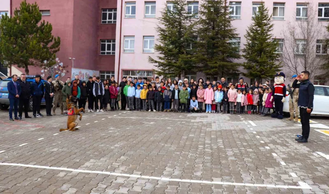 Eskişehir’de jandarma ekiplerince öğrencilere mesleki birimlerin tanıtımı yapıldı. İl Jandarma