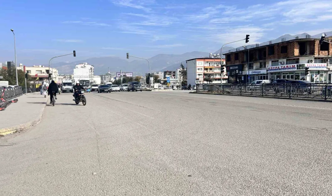 Hatay’ın İskenderun ilçesinde otomobilin, çarpıştığı motosiklet sürücüsünün ezdiği anlar güvenlik